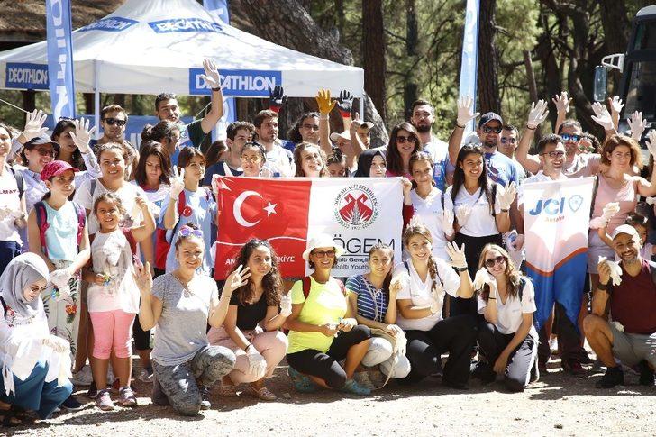 Güver Uçurumunda çevre temizliği yapıldı G3