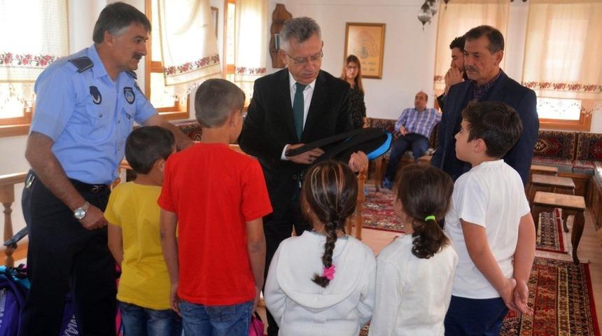 İhtiya&ccedil; sahibi &ccedil;ocuklara kırtasiye yardımı yapıldı