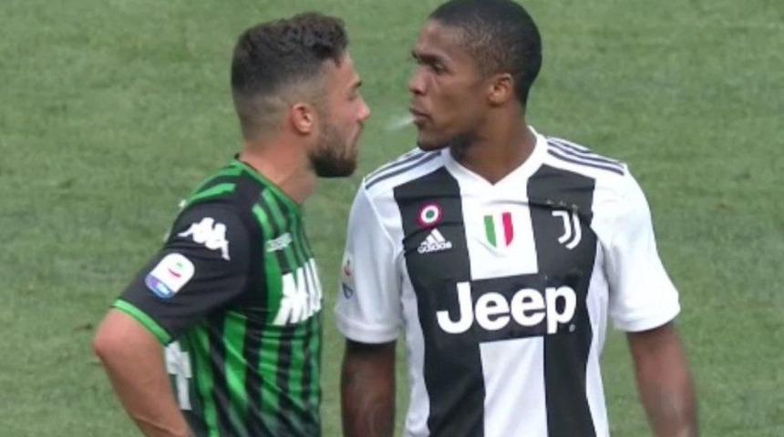 Douglas Costa'nın rakibine tükürmesi İtalya'da gündem oldu!