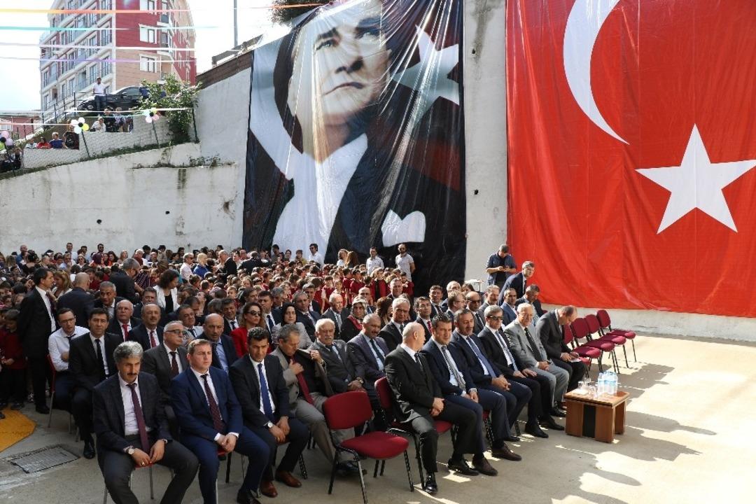 Yeni eğitim &ouml;ğretim d&ouml;nemi başladı, binlerce &ouml;ğrenci ders başı yaptı