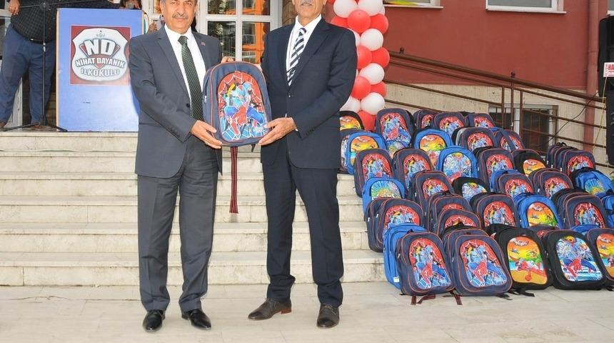 Akşehir Belediyesinden 2 bin 500 &ccedil;anta ve kırtasiye seti