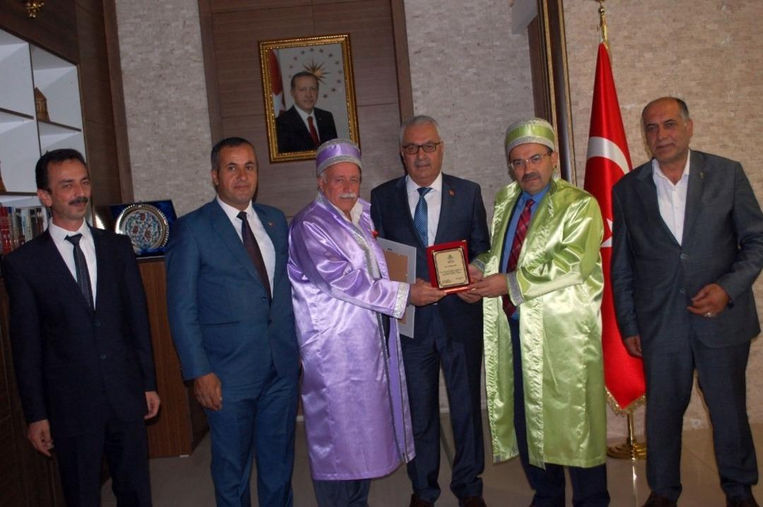 Vali Ustaoğlu yılın ahisine c&uuml;bbe giydirdi