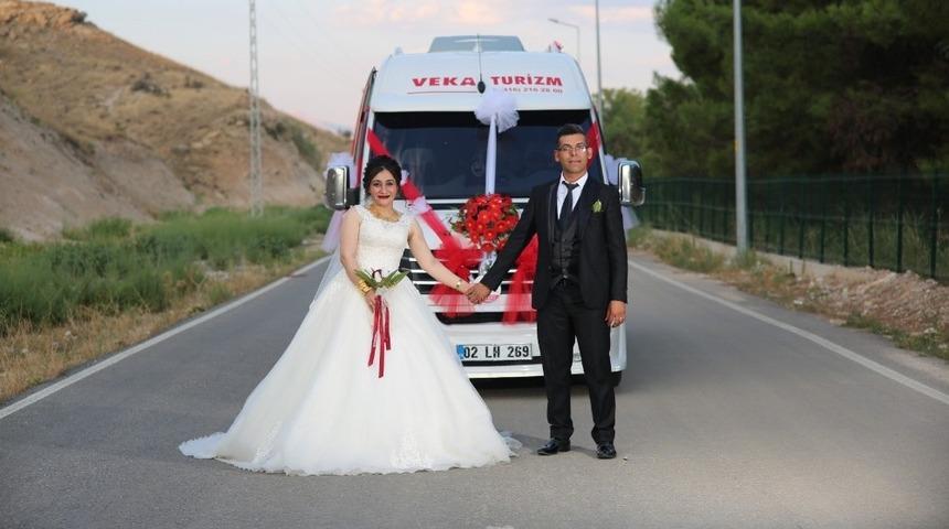 Servis minib&uuml;s&uuml;n&uuml; gelin arabası yaptı