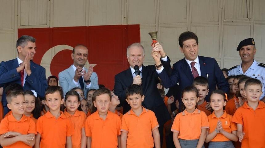 Okulun ilk ders zilini, Vali &ccedil;aldı