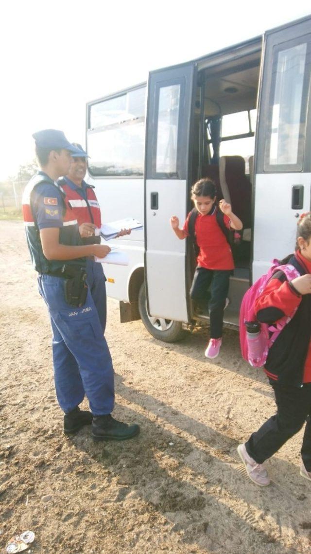 Jandarma, okul servis araçlarını denetledi