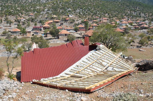 Antalya’da hortum evin çatısını uçurdu