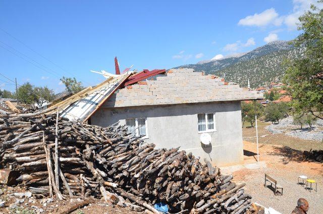 Antalya’da hortum evin çatısını uçurdu