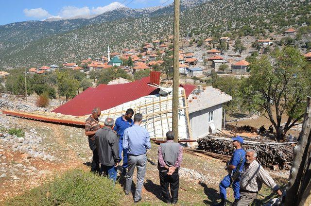 Antalya’da hortum evin çatısını uçurdu