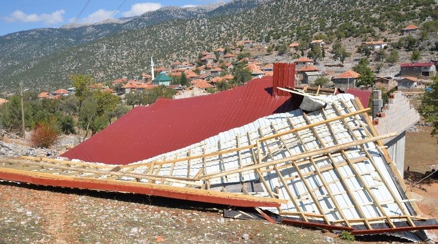 Antalya&rsquo;da hortum evin &ccedil;atısını u&ccedil;urdu