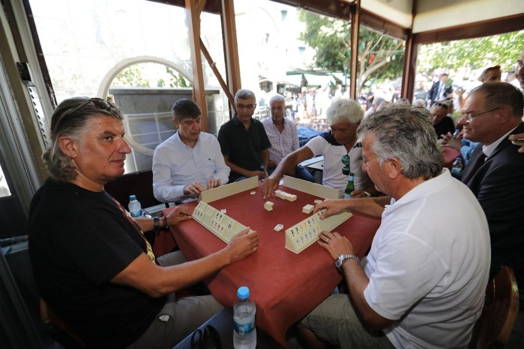 Başkan T&uuml;rel esnafla birlikte kavurma yiyip okey oynadı, bisiklete bindi