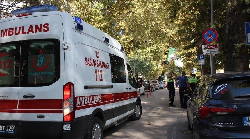 Geri giden otomobilin &ccedil;arptığı yaya yaralandı