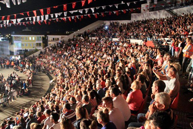 &Ccedil;eşme nin kurtuluş yıl d&ouml;n&uuml;m&uuml;nde Ferhat G&ouml;&ccedil;er konseri 1