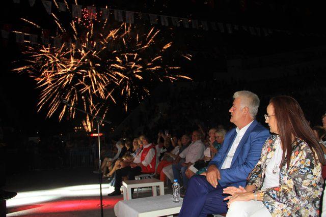 &Ccedil;eşme nin kurtuluş yıl d&ouml;n&uuml;m&uuml;nde Ferhat G&ouml;&ccedil;er konseri 2