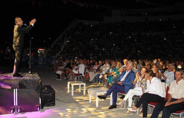 &Ccedil;eşme nin kurtuluş yıl d&ouml;n&uuml;m&uuml;nde Ferhat G&ouml;&ccedil;er konseri 3