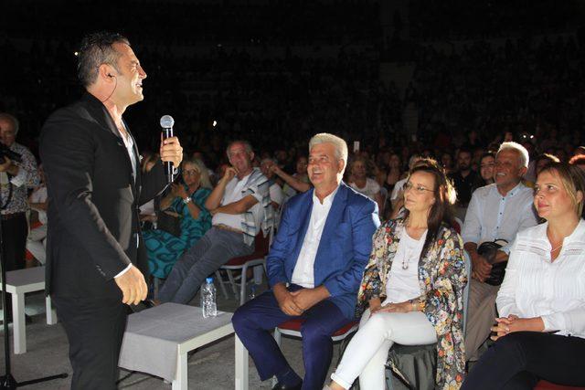 &Ccedil;eşme nin kurtuluş yıl d&ouml;n&uuml;m&uuml;nde Ferhat G&ouml;&ccedil;er konseri 4