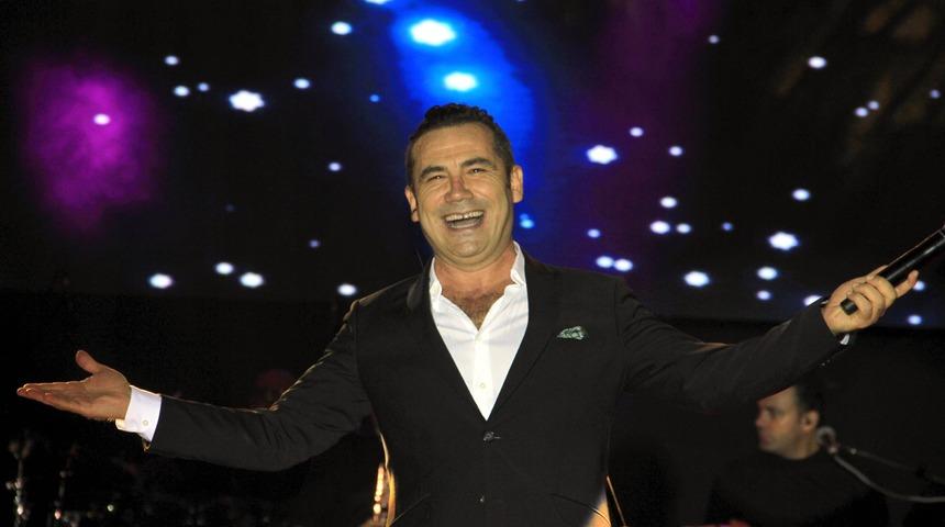 &Ccedil;eşme'nin kurtuluş yıl d&ouml;n&uuml;m&uuml;nde Ferhat G&ouml;&ccedil;er konseri