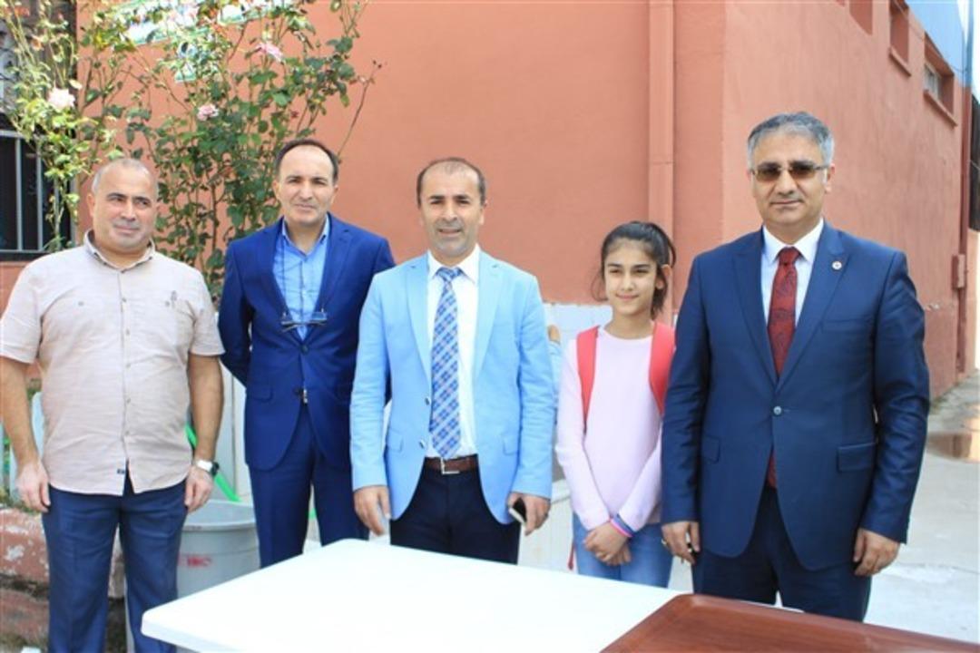 Balaban İlkokulu eğitime &ouml;ğrencilere aşure dağıtarak başladı