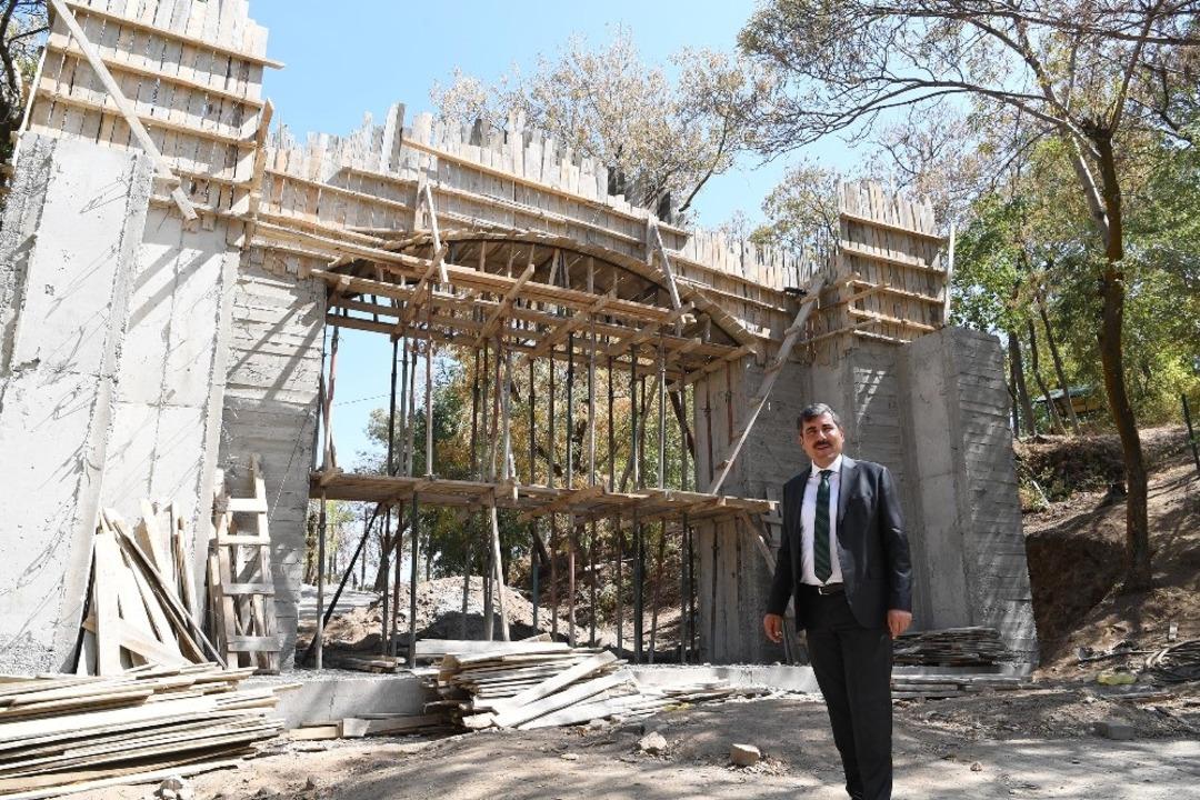 Başkan Asya K&uuml;lt&uuml;r Evi ve Kale Park&rsquo;ta incelemelerde bulundu