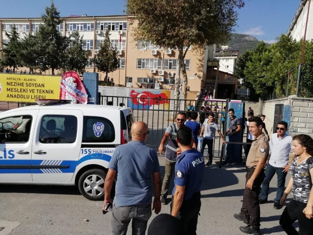 Eğitim-&ouml;ğretim yılının ilk g&uuml;n&uuml;nde polisten sıkı denetim