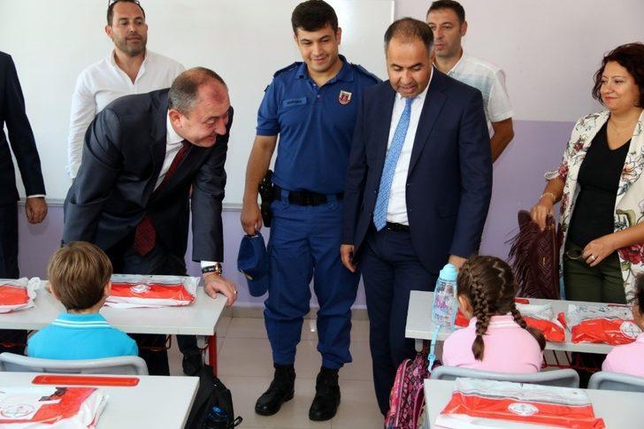 Başkan Işık, birinci sınıflara ilköğretim paketi hediye etti G5