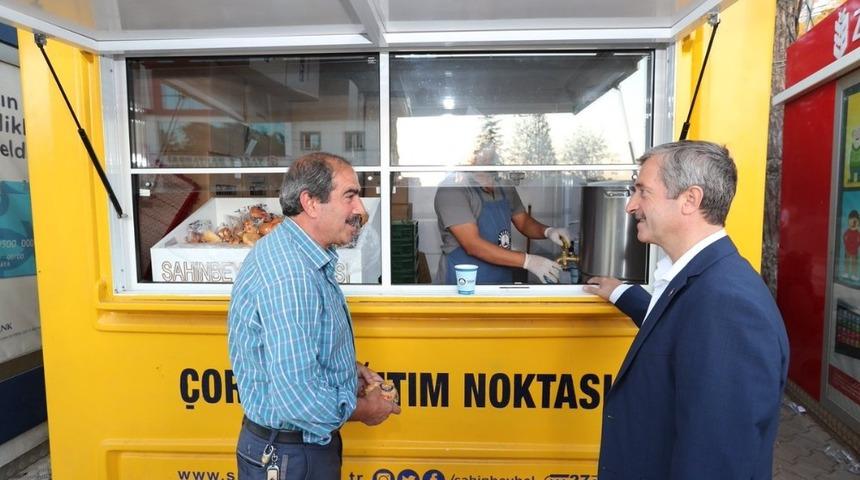 Şahinbey Belediyesi &ccedil;orba ikramları ile vatandaşın i&ccedil;ini ısıtıyor