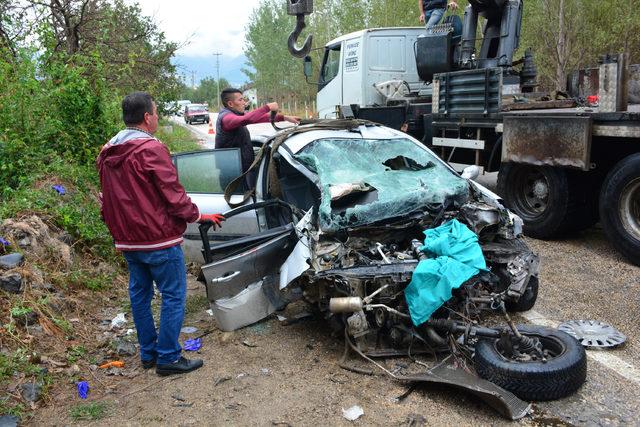 Beton pompa aracına çarpan otomobilin sürücüsü öldü