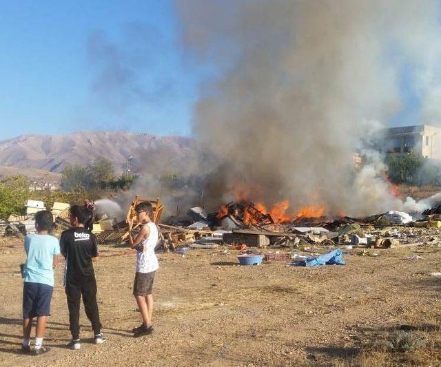 Malatya’da boş arazideki tahtalar yandı