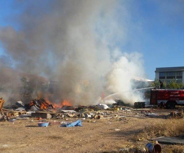 Malatya’da boş arazideki tahtalar yandı