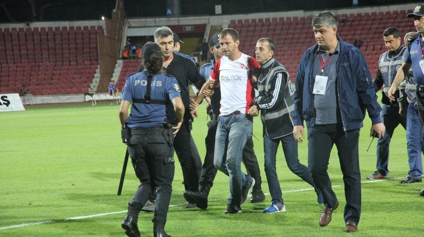 Taraftar hakeme saldırdı, ma&ccedil; tatil edildi!