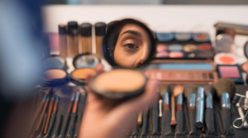 İki dakikada makyaj yapmayı öğreniyoruz