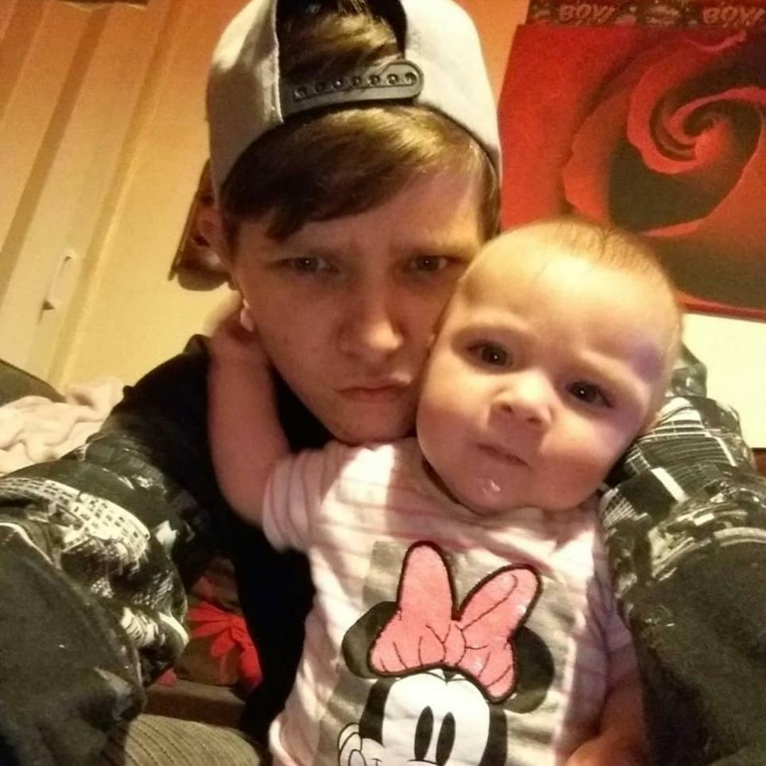 İngiltere'de doğum yapan ilk erkekti, operasyonla g&ouml;ğ&uuml;slerini aldırdı 