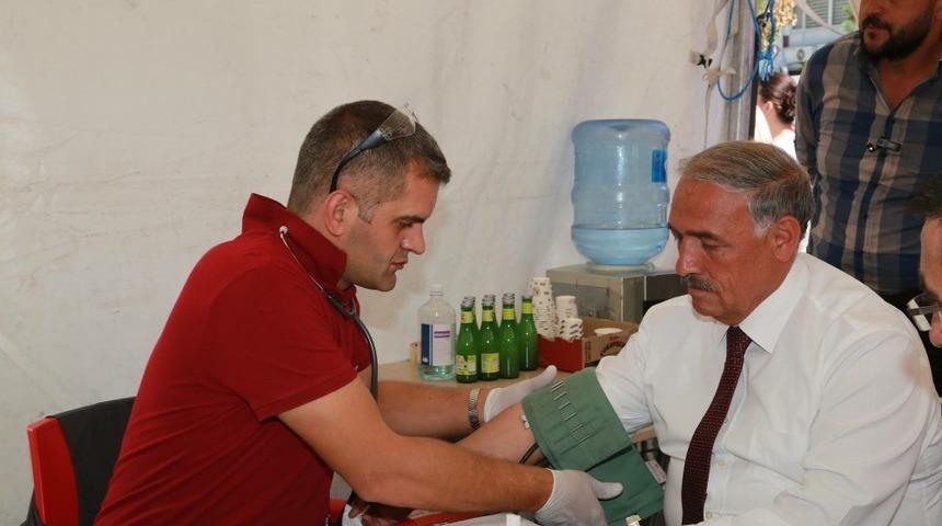 Başkan &Ouml;zkan Kızılay&rsquo;a kan bağışında bulundu