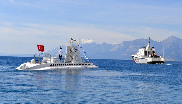 Turistik denizaltı 'Nemo', mavi derinliklere indiriyor