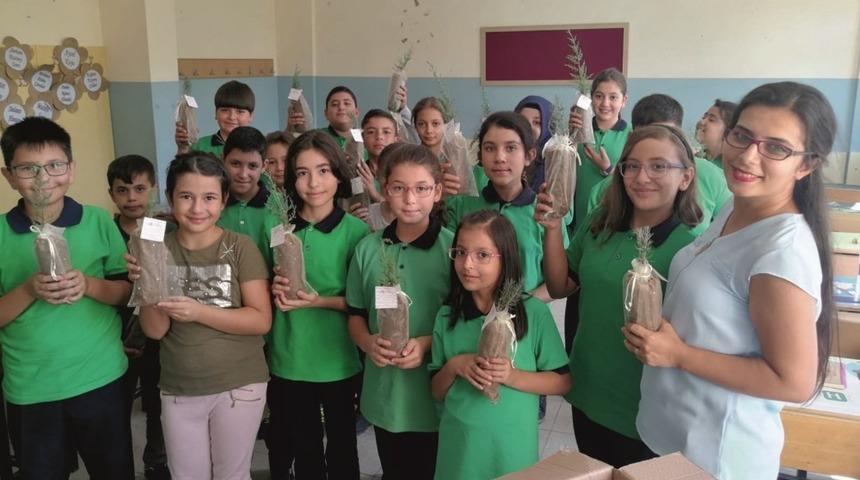 Okulun ilk g&uuml;n&uuml; &ouml;ğrencilere fidan hediye edildi