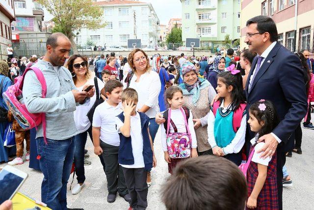 Uyum süreci bitti, hediyeler Başkan Ak’tan geldi