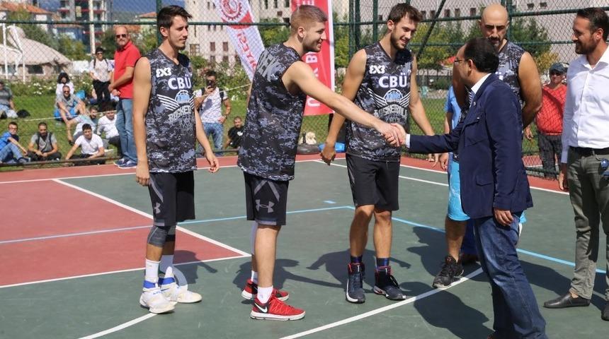 Uşak&rsquo;ta sokak basketbolu turnuvasında kupalar sahiplerini buldu