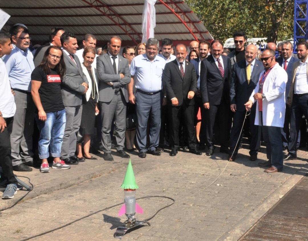 Pazarda esnaf değil &ouml;ğrenciler tezgah a&ccedil;tı