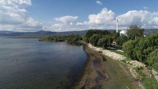 İznik Gölü'nde şok görüntü! Tekneler yanaşamıyor