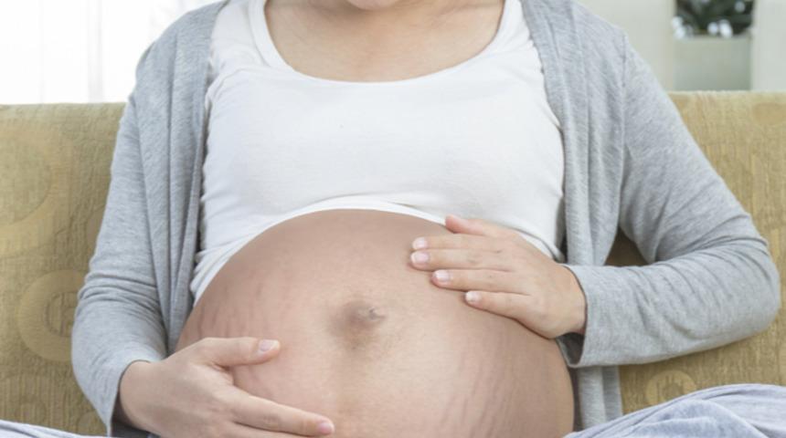 Gebelikte oluşan &ccedil;atlaklar doğumdan sonra ge&ccedil;er mi?