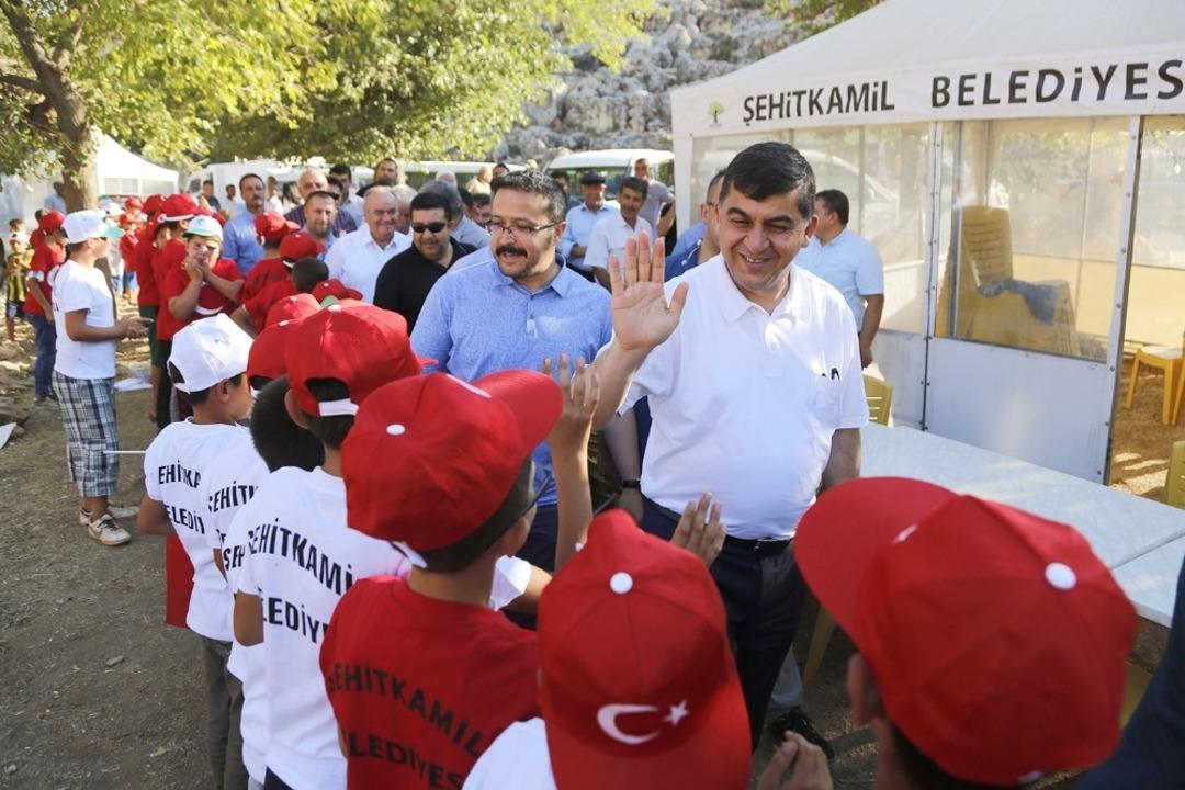 Babalar ve abiler sahada minikler oyunda