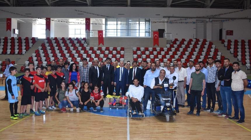 Muş&rsquo;ta amat&ouml;r spor kul&uuml;plerine malzeme dağıtımı