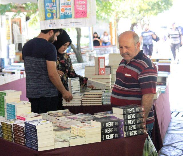 Menteşe’de şenlik öncesi kitap fuarı