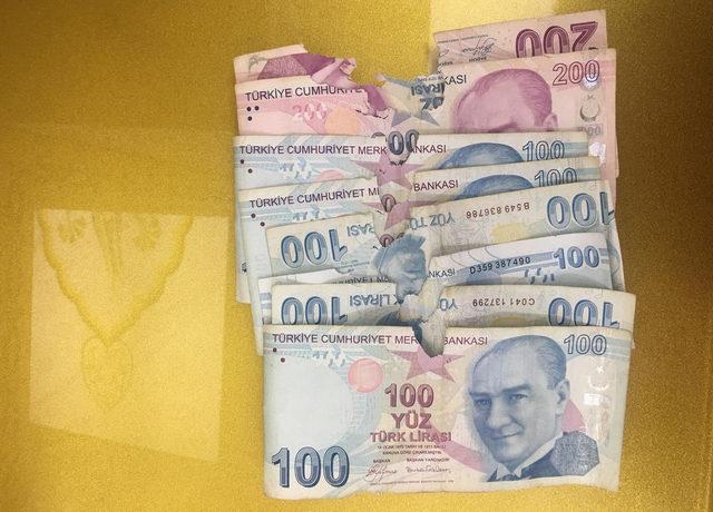 Evde sakladığı parayı fareler kemirdi