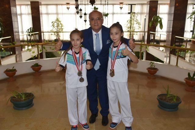 Minik karateciler sevincini Başkan Kayda ile paylaştı