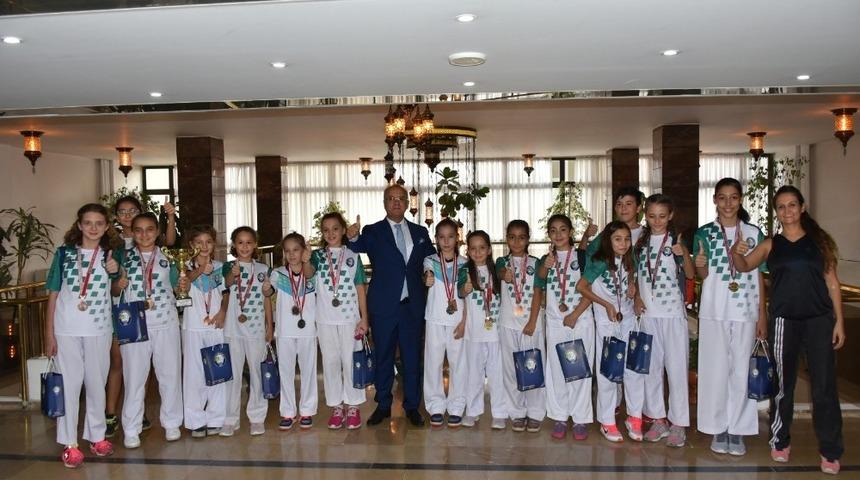 Minik karateciler sevincini Başkan Kayda ile paylaştı