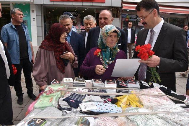 Ahilik Haftası nedeniyle esnafa karanfil dağıtıldı