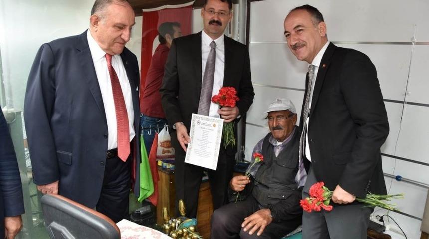 Ahilik Haftası nedeniyle esnafa karanfil dağıtıldı