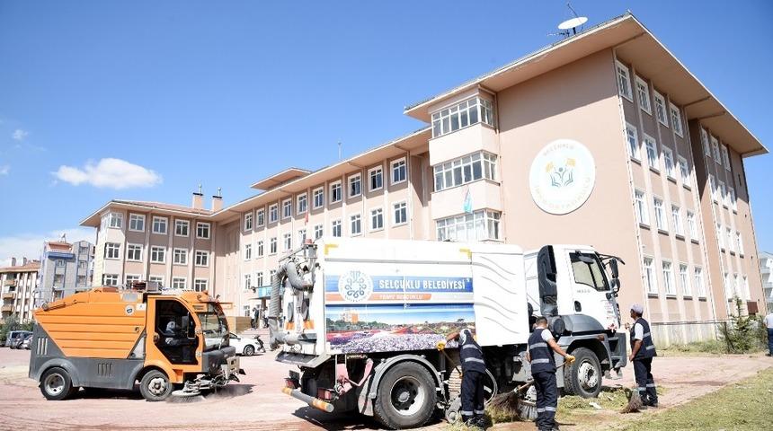 Sel&ccedil;uklu&rsquo;da okul bah&ccedil;eleri temizlendi