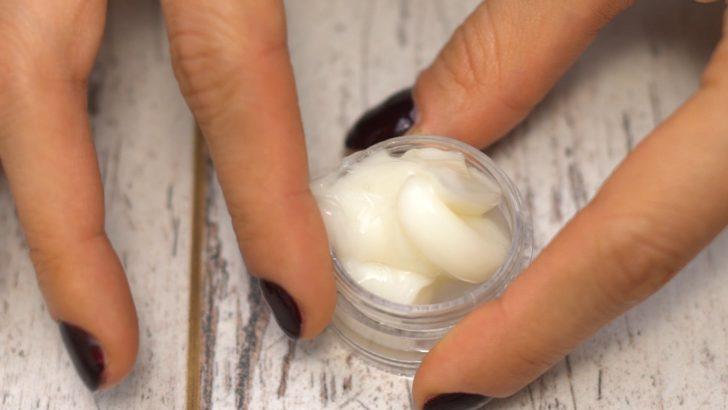 Kimyasalları Y&uuml;z&uuml;n&uuml;ze S&uuml;rmeyin! Ev Yapımı Nemlendirici