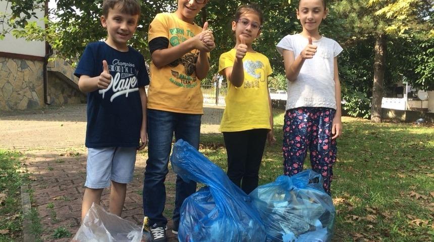 B&uuml;y&uuml;klerin attığı &ccedil;&ouml;pleri k&uuml;&ccedil;&uuml;kler topladı